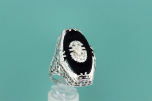 Timekeepersclayton 14K White Gold Filigree Ring with Onyx Center and Coat of Arms Bow Flowers Vines Leaves
