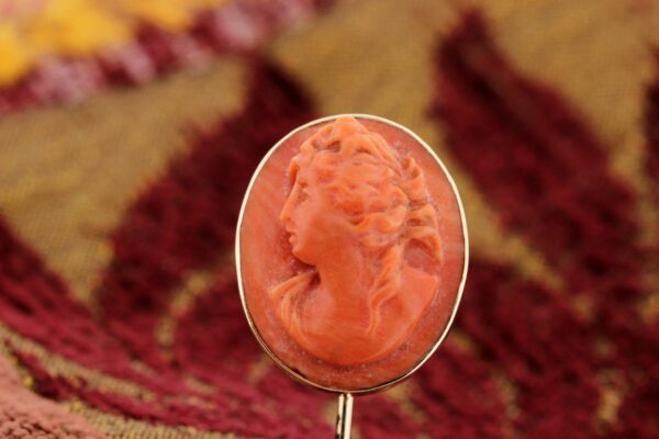 Timekeepersclayton 14K gold Stick Pin with oval-shaped coral bust