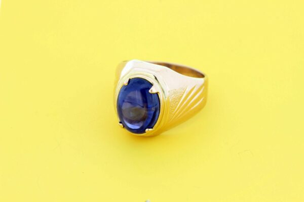 Timekeepersclayton 18K Yellow Gold Ring with Oval Sapphire