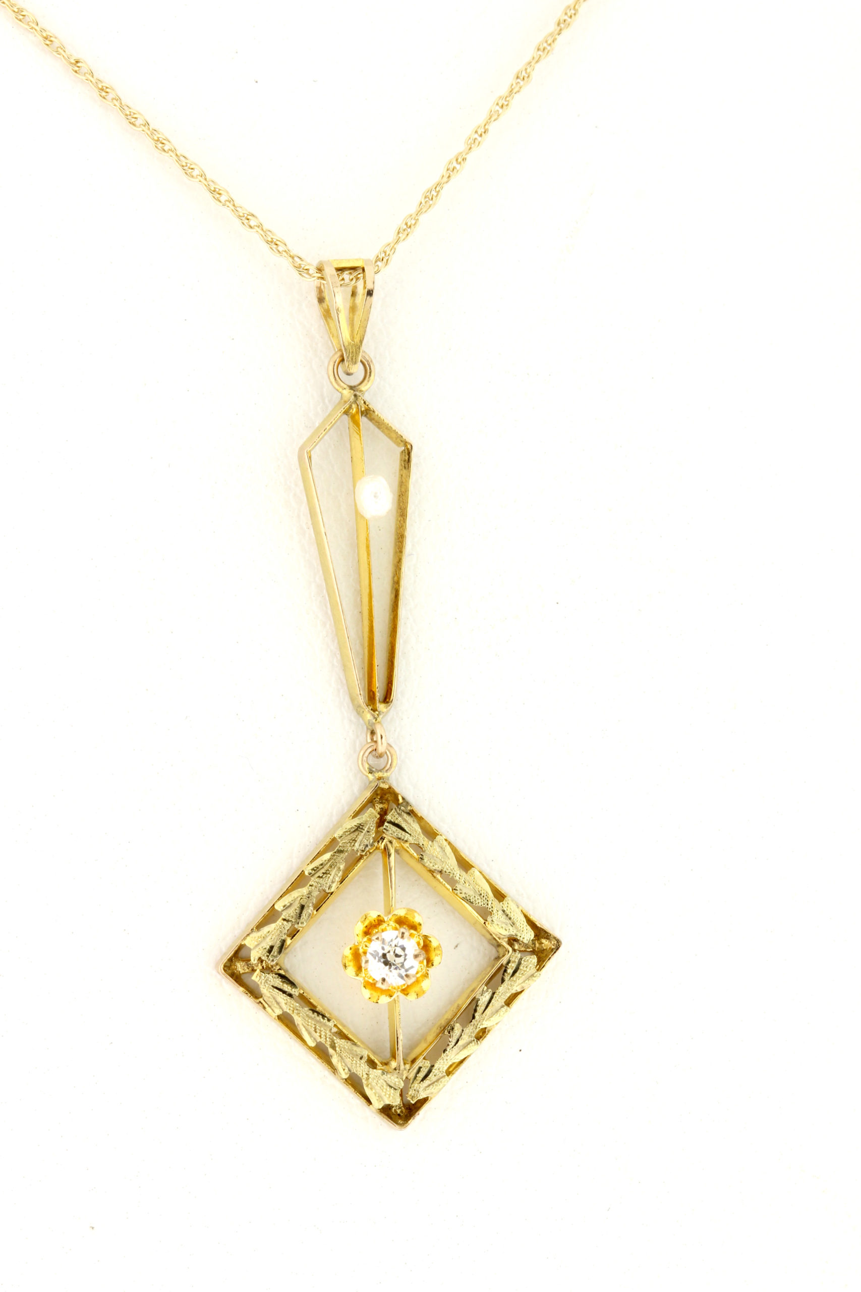 1900s Vintage Filigree and Leaf 14K Yellow Gold Necklace with 0.05ct ...