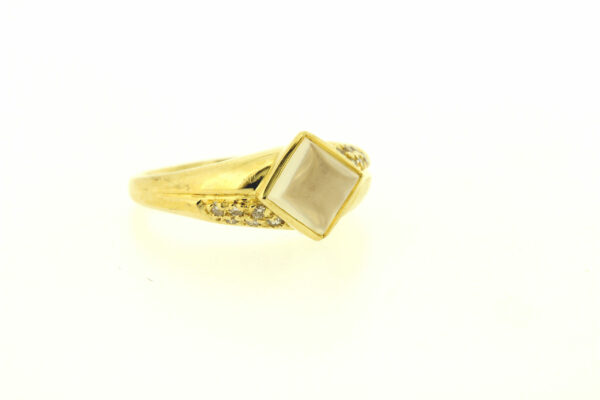 Timekeepersclayton Sugarloaf Cut 1.38ct Moonstone Ring with White Diamonds set in 18K Yellow Gold